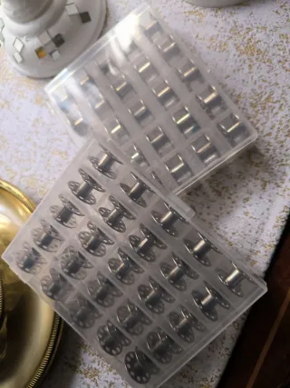 Caja para canillas de máquina de coser