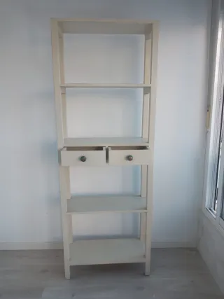 Estantería de madera beige con cajones