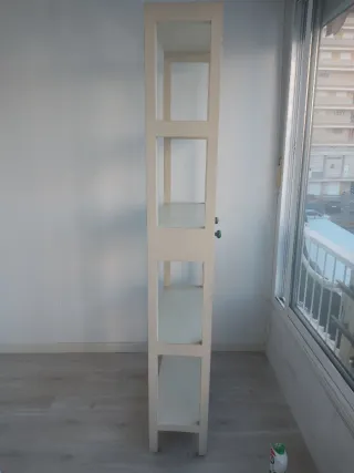 Estantería de madera beige con cajones