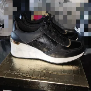 Zapatillas cuña negras efecto piel cocodrilo