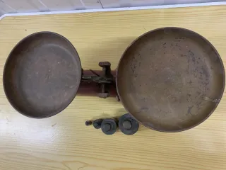 Báscula antigua de pesas