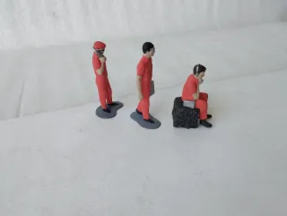 3 figuras en rojo paddock escala 1/32