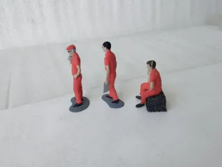 3 figuras en rojo paddock escala 1/32