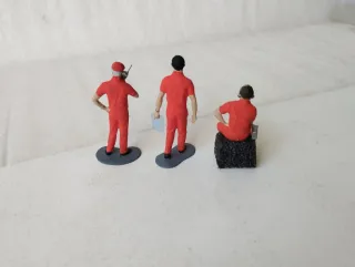 3 figuras en rojo paddock escala 1/32