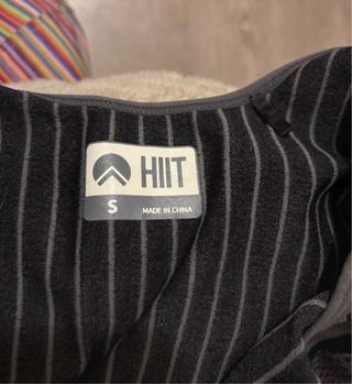 Top deportivo gris y negro