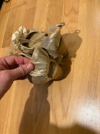 Zapatos de cuña dorados con flor