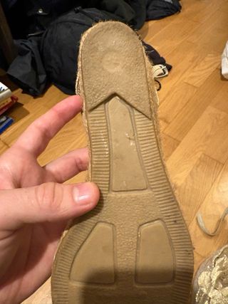 Zapatos de cuña dorados con flor