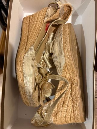 Zapatos de cuña dorados con flor
