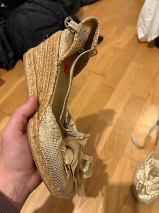 Zapatos de cuña dorados con flor