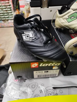 Botas de fútbol Lotto doradas y verdes
