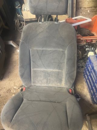 Sillón de coche gris peugeot 806