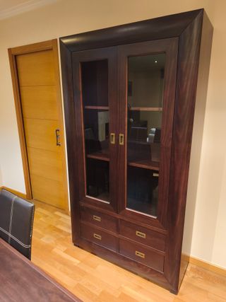 Vitrina de madera con puertas de cristal