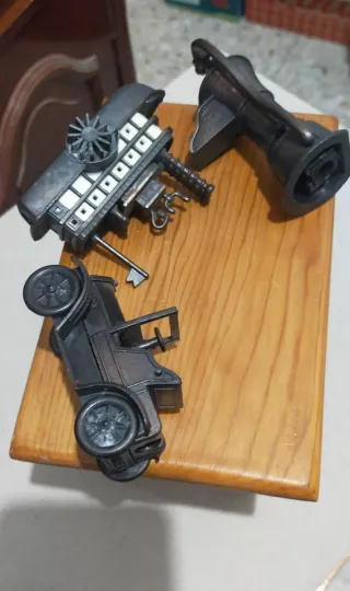 3 Sacapuntas Antiguos + Mesita Madera