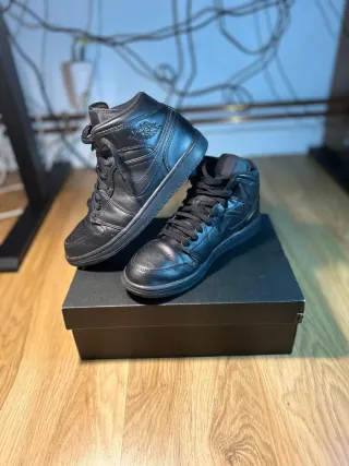 Nike Air Jordan 1 Mid Triple Black