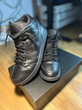 Nike Air Jordan 1 Mid Triple Black