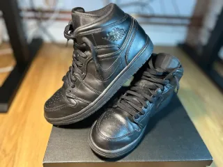 Nike Air Jordan 1 Mid Triple Black