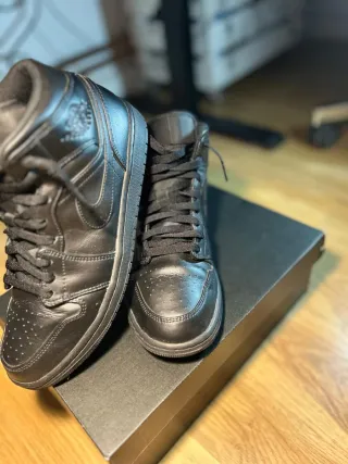 Nike Air Jordan 1 Mid Triple Black