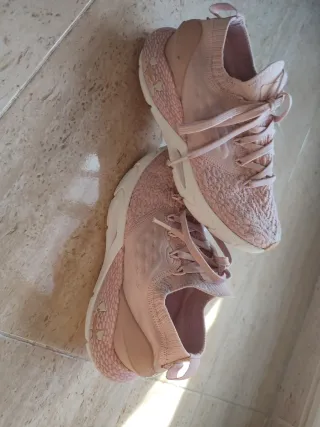 Zapatillas Under Armour rosas y blancas