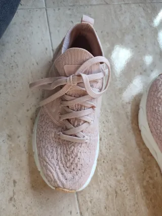 Zapatillas Under Armour rosas y blancas