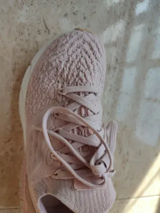 Zapatillas Under Armour rosas y blancas