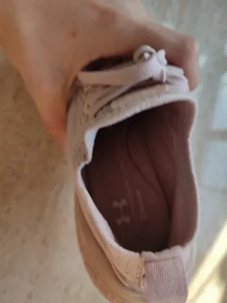Zapatillas Under Armour rosas y blancas