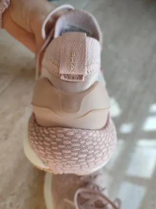 Zapatillas Under Armour rosas y blancas