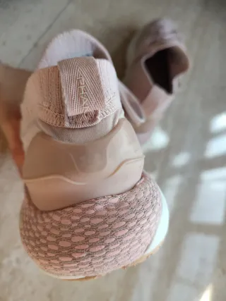 Zapatillas Under Armour rosas y blancas