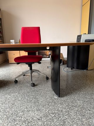 Mesa de oficina grande con cajonera