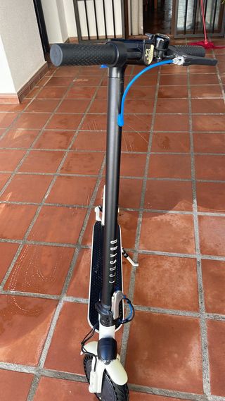 Patinete eléctrico blanco