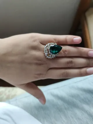 Anillo Oro con Piedra Verde Lágrima