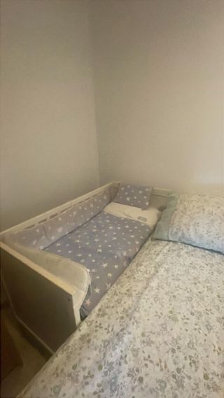 Cuna colecho con sábanas y colcha