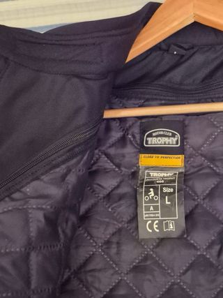 Tres chaquetas de moto