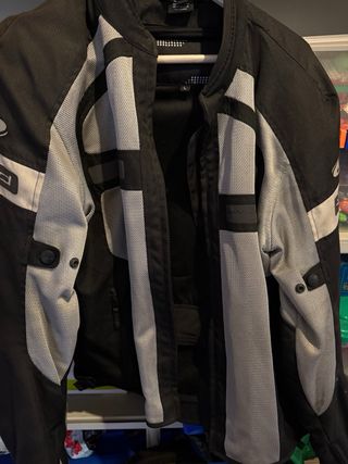 Tres chaquetas de moto