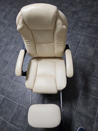 Sillón de oficina beige con reposapiés