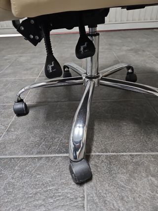 Sillón de oficina beige con reposapiés