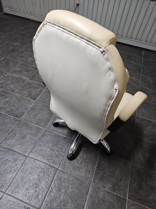 Sillón de oficina beige con reposapiés