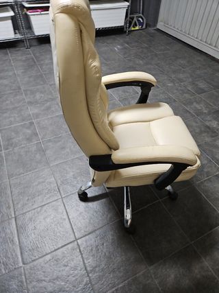 Sillón de oficina beige con reposapiés