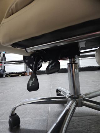 Sillón de oficina beige con reposapiés