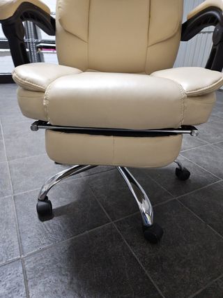 Sillón de oficina beige con reposapiés