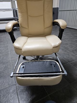 Sillón de oficina beige con reposapiés