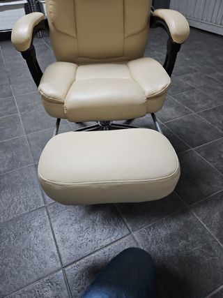 Sillón de oficina beige con reposapiés