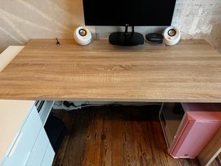 Escritorio moderno con cajonera