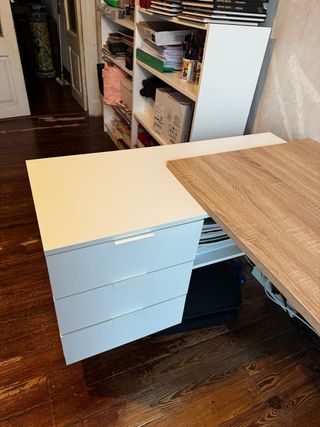 Escritorio moderno con cajonera