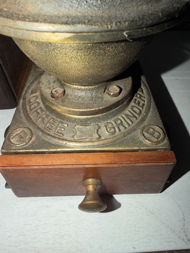 Antichi macinacaffè per pezzi o restauro