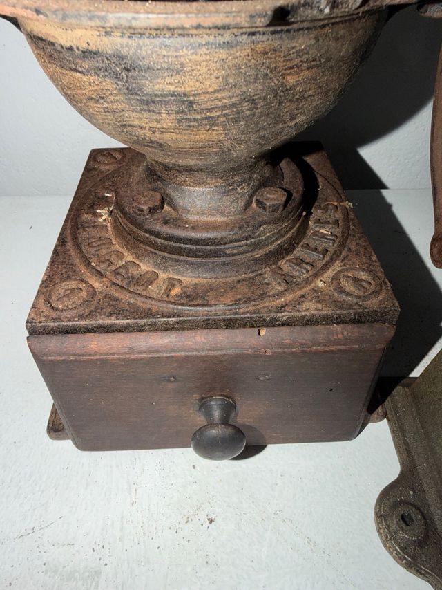Antichi macinacaffè per pezzi o restauro