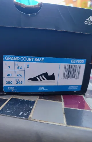 Zapatillas Adidas negra y blanca