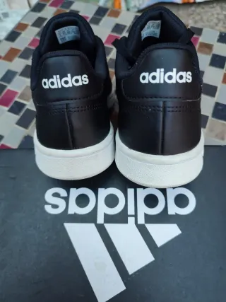 Zapatillas Adidas negra y blanca