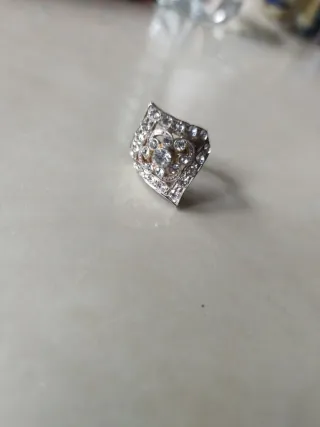 Anillo con circonitas plateado