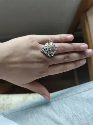 Anillo con circonitas plateado