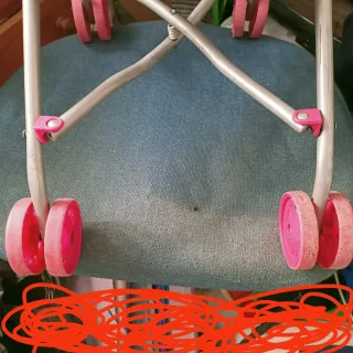 Carrito de muñeca con muñeca